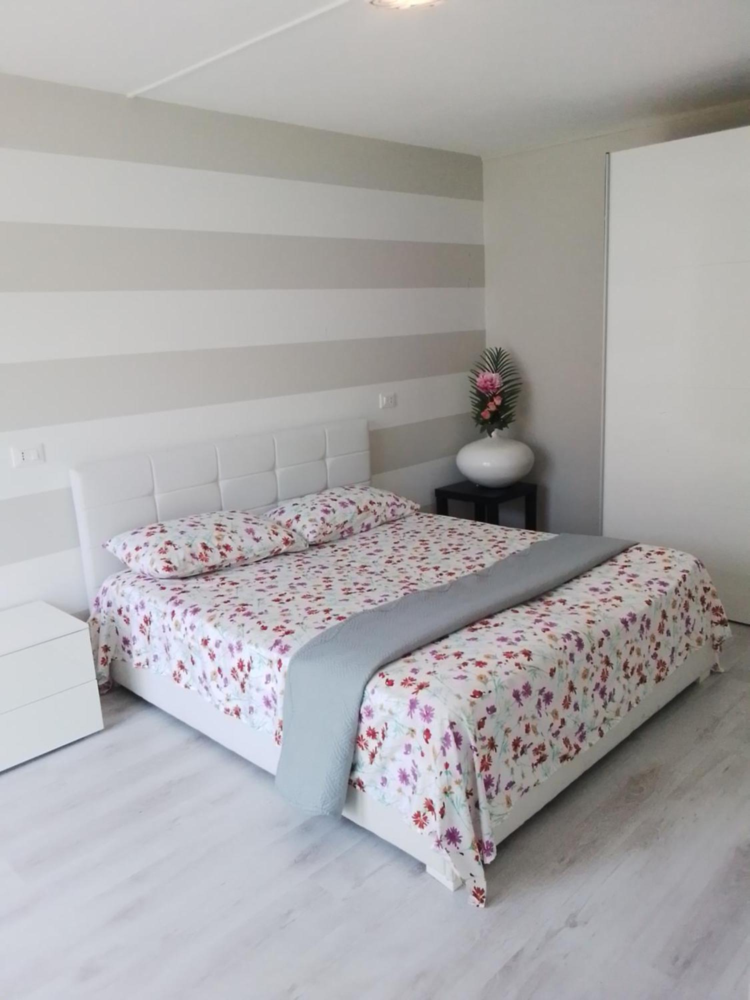 Holiday Apartaments 代森扎诺-德尔加达 外观 照片