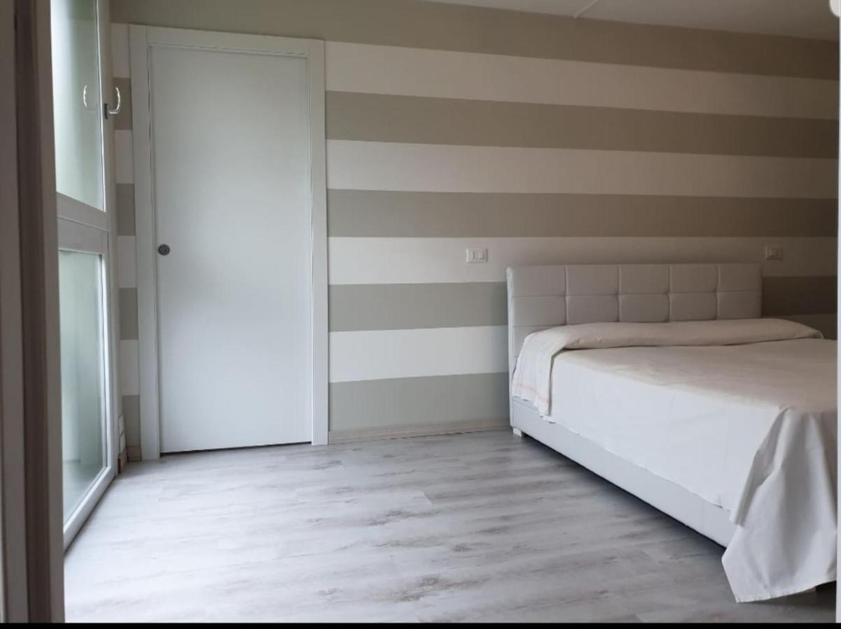 Holiday Apartaments 代森扎诺-德尔加达 外观 照片